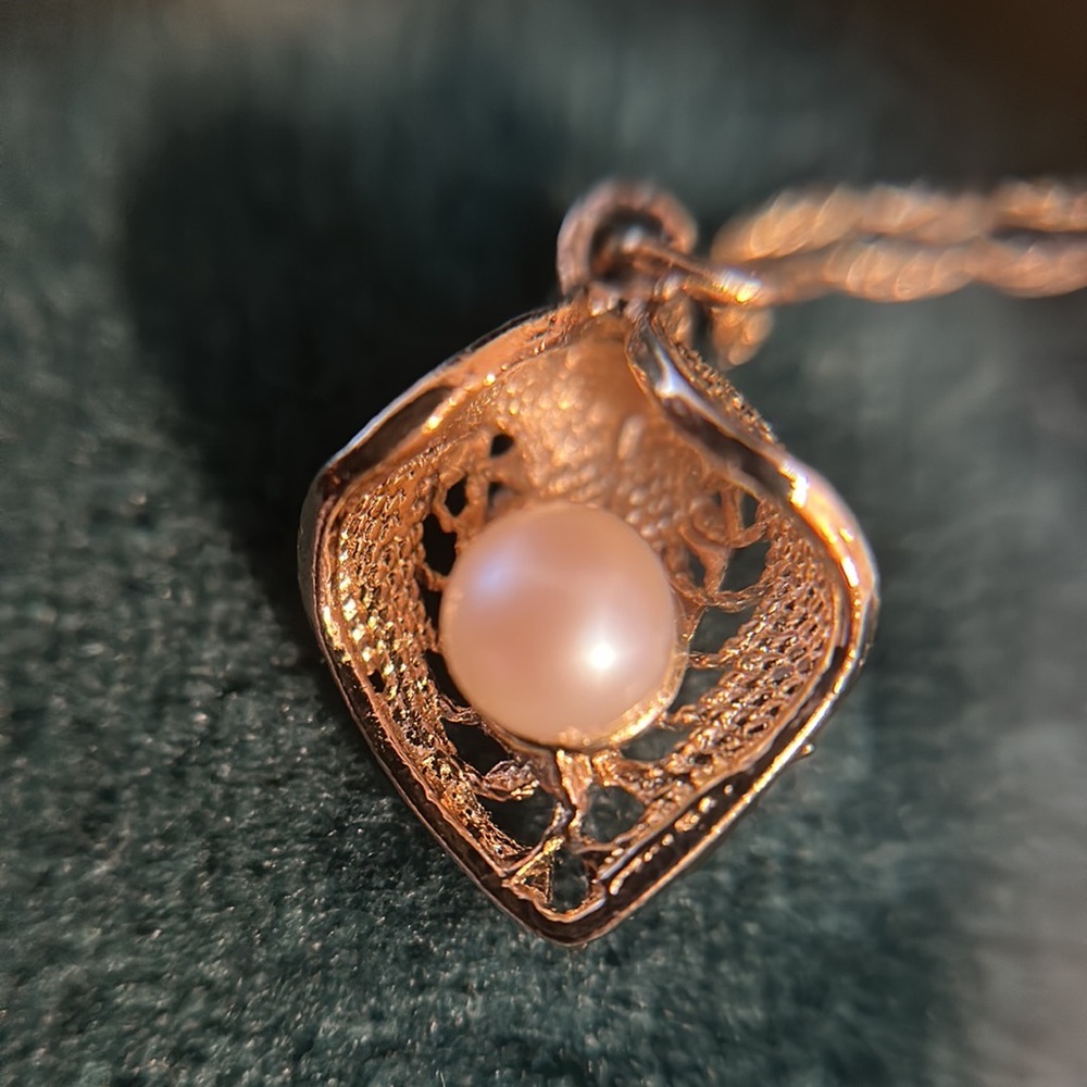 Freshwater pearl and 14k solid gold necklace chain and pendant